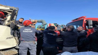 Orduda tır ile kamyon çarpıştı: Araçta sıkışan kamyon sürücüsü kurtarıldı