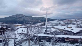 Osmanelinin yüksek kesimlerine mevsimin ilk karı yağdı