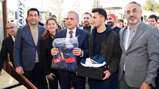 Osmaniye Belediyesi Üniversite Öğrencilerine Spor Kıyafeti Dağıttı