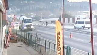 Osmaniyede feci kaza: Motosiklet ve sürücüsü minibüsün altında kaldı