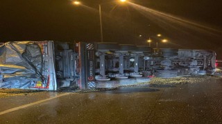 Osmaniyede mısır yüklü kamyon devrildi: 1 yaralı