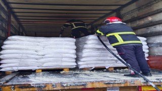 Osmaniyede seyir halindeki soya yüklü tırda yangın çıktı