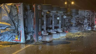 Osmaniye’de Yağış Nedeniyle Mısır Yüklü Kamyon Devrildi