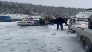 Osmaniyede yoğun kar yağışı zincirleme kazaya neden oldu