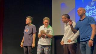 Otizmli bireylerin sahne performansı ayakta alkışlandı