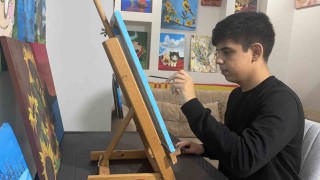 Otizmli çocuk ressam, sanatla kendi yolunu çizdi