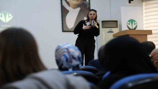 Otizmli yazar ebeveynlerle buluşarak otizmi anlattı