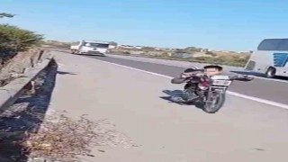 Otobanda motosikletin üzerine yatarak şov yapan sürücüye 63 bin TL ceza
