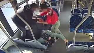 Otobüste darbedilen yaşlı çift davasında, sanığın 2 yıl hapis cezası yaşı küçük olduğu için düşürüldü