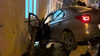 Otomobil bahçe duvarında asılı kaldı