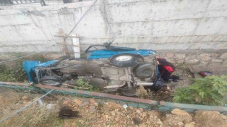 Otomobil drenaj kanalına uçtu: 3 yaralı