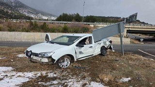 Otomobil ile tır çarpıştı