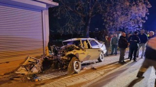 Otomobil konteynere, kamyonete ve evin duvarına çarptı: 1 ölü, 1 yaralı