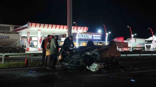 Otomobil tıra arkadan çarpıp takla attı: 1 ölü, 1i ağır 3 yaralı