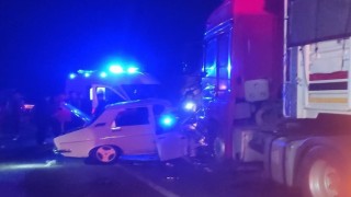 Otomobil tırlarla çarpıştı: 1 ölü, 1 yaralı