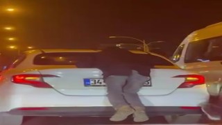 Otomobilin arkasına tutundu, hem kendini hem trafiği tehlikeye attı