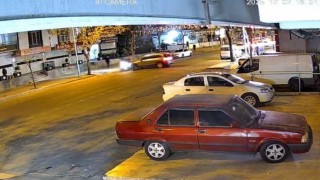 Otomobilin çarptığı motokurye yaralandı: Kaza anı kamerada