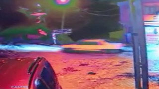 Otomobilin metrelerce aşağı düştüğü o anlar kameraya yansıdı: 2 yaralı