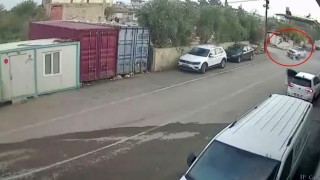 Otomobille çarpışan motosiklet sürücüsünün havada taklalar attığı anlar kamerada