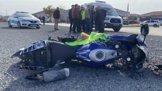 Otomobille çarpışan motosikletli yaralandı