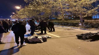 Otomobille çarpışan motosikletteki 2 genç yaralandı