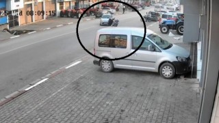 Otomobille çarpışan motosikletteki 2 kişi metrelerce savruldu