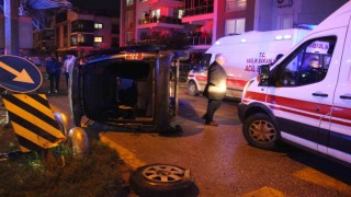 Otomobille çarpışan ticari araç yan yattı: 7 yaralı