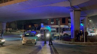 Otomobille hafif ticari araç çarpıştı: 1 yaralı