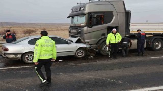 Otomobille tır kafa kafaya çarpıştı: 1 ölü 1i ağır 3 yaralı