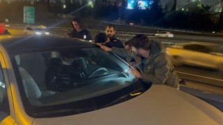 Otoyolda aracının içinde uyuyan adamı itfaiye camı kırarak uyandırdı