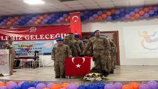 Özel bireyler askeri kamuflaj giyerek yemin törenine katıldı