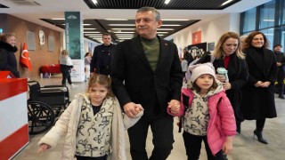 Özgür Özel, Ferdi Zeyrekin ikiz kızlarını da okula götürdü