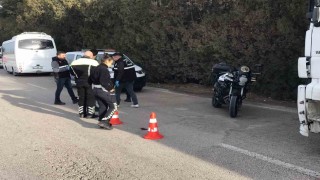 Park halindeki aracının yanında beklerken işçi servisi çarptı