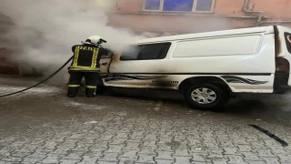 Park halindeki minibüs çıkan yangında kullanılamaz hale geldi