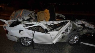 Park halindeki tıra çarpan otomobil hurdaya döndü: 2 yaralı