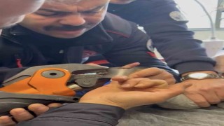 Parmağı çelik küllüğe sıkışan bebeğin imdadına itfaiye yetişti