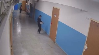 Paspas yapılan alanı kirletmemek için ayakkabılarını çıkarttı