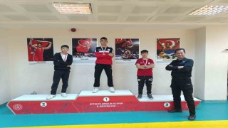 Pazarlar Spor Lisesi güreşte 3 madalya kazandı