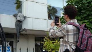 Penceredeki cansız manken ‘hırsızı görenler, polisi arıyor, taş atıyor