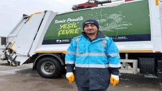 Pendikte çöpten çıkan bağlama gönüllere dokundu