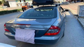 Plakası bezle kapatılan Mercedes plakasız çıktı