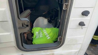 Polis üniformasını çıkarıp yaralının üzerini örttü