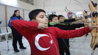 Polislerin desteğiyle okçu oldular