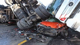 Posofta buzda kayan iki tır ve bir otomobil birbirine girdi: 1 yaralı