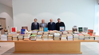 Prof. Dr. Fahrettin Tızlaktan Antalya Kütüphanesine 2000 kitaplık değerli bağış