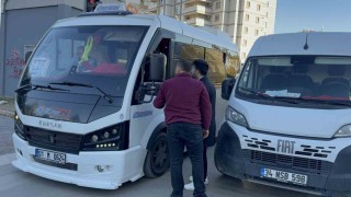 PTT kargo aracı ile dolmuş şoförünün trafik tartışması darpla bitti