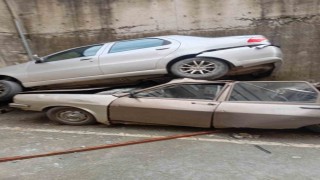 Rampada geriye kayan otomobil 8 metreden düşerek park halindeki aracın üzerine çıktı