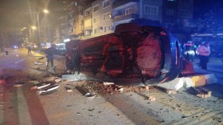 Refüje çarpıp takla atan otomobil karşı şeride geçti: 2 yaralı