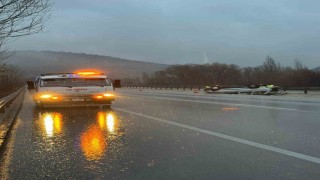 Refüje devrilen otomobil sürücüsü yaralandı