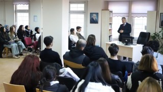 Rektör Kızıltoprak, Siyasi Tarih Dersini Mustafa Hakkı Yeşil Kütüphanesinde işledi